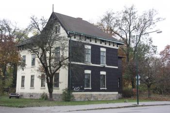Starší část kolonie: dům u nádraží ( © Ivan Grisa 11/2009)