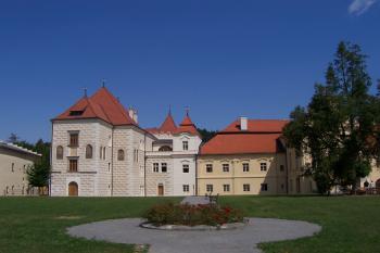 Trčkův hrad - vpravo navazuje biskupství (© Ivo Rozehnal  07/2022)