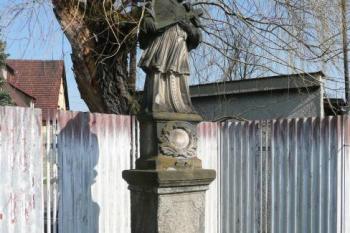 Barokní socha sv. Jana Nepomuckého z roku 1728 při staré cestě z Frýdku do Bašky u velkého skladiště plaveného dřeva ( © Jan P. Štěpánek 11/2009)