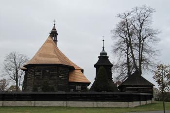 roubený kostel s dřevěnou zvonicí (© rodo chrozit, 10/2010)
