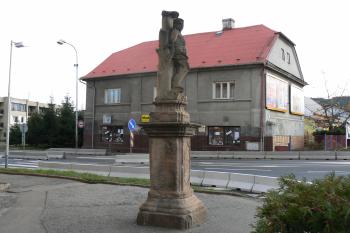 Socha sv. Šebestiána před vchodem (© Prudký Martin, 11/2009)