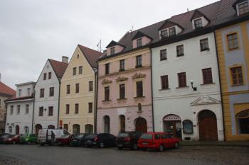Domy ve východní části jižní fronty náměstí ( © Ivan Grisa 11/2009)