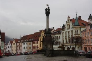 Jižní fronta náměstí, v popředí trojiční sloup ( © Ivan Grisa 11/2009)