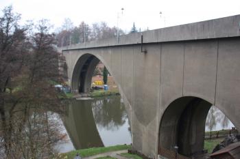 Povodní strana mostu z levého břehu ( © Ivan Grisa 11/2009)