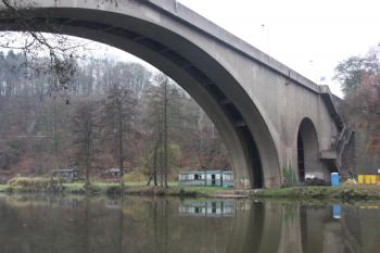Návodní strana mostu z levého břehu ( © Ivan Grisa 11/2009)
