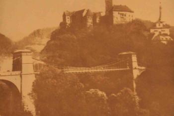 Pohled z pravobřežní silnice na řetězový most a loketský hrad ( © Ivan Grisa 11/2009)