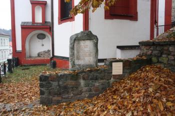 Náhrobek Jiřího Popela z Lobkovic, zemřelého roku 1607 na nedalekém hradě ( © Ivan Grisa 11/2009)