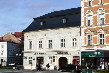 pohled na průčelí Nového domu obrácené do Masarykova náměstí ( © Jan P. Štěpánek 11/2009)