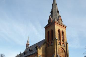 novogotický kostel od jihozápadu ( © Milan Caha 11/2009)