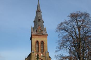 jižní průčelí kostela ( © Milan Caha 11/2009)