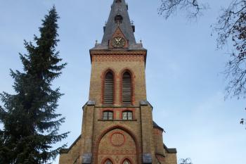jižní průčelí kostela ( © Milan Caha 11/2009)