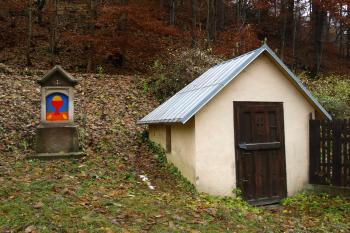 kaplička na počátku cesty a první zastavení ( © Milan Caha 11/2009)