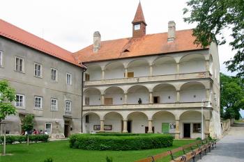 nádherný bohutický zámek v současné podobě (© D Dohňanský, 06/2014)