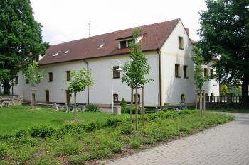 všechny plochy a budovy v předzámčí jsou pěkně upravené (© D Dohňanský, 06/2014)