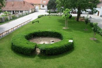 hezky upravené předzámčí (© D Dohňanský, 06/2014)