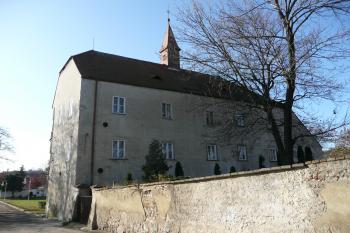 zadní pohled na starší křídlo (© David Hamza, 11/2009)