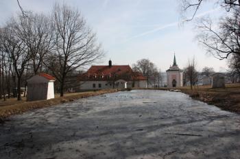 Kostelík a dolní kaple Křížové cesty od rybníčku ( © Ivan Grisa 03/2011)