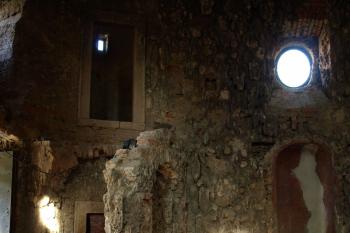 interiér kostela - pozůstatky umělé krápníkové výzdoby ( © Milan Caha 10/2008)