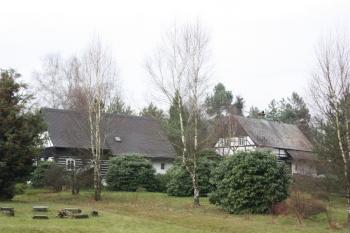 Domy čp. 32 (vlevo) a čp. 37 ( © Ivan Grisa 11/2009)