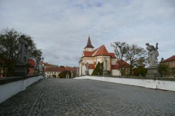 pohled ze strany zámku ke kostelu (© David Hamza, 10/2009)