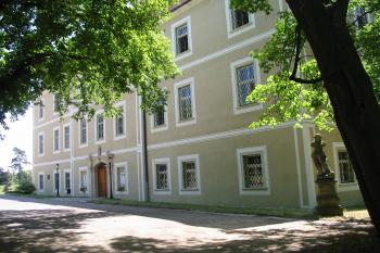 sv.vstupní část zámku (© D Dohňanský, 7/2014)
