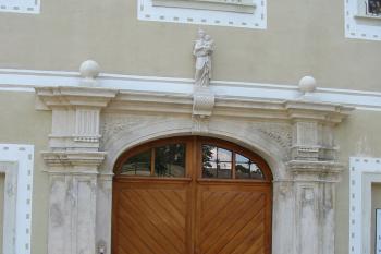 detail vstupního portálu (© D Dohňanský, 7/2014)