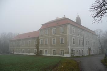 celkový pohled na zámek (© David Hamza, 11/2009)