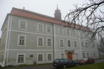 vstupní fasáda (© David Hamza, 11/2009)