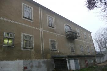 zadní fasáda s balkonem (© David Hamza, 11/2009)