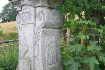 Detail podstavce. (© Jan Pížl, 08/2007)