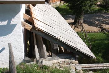 Mlýnské kolo z hráze rybníka ( © Ivan Grisa 07/2010)