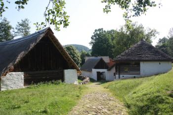 Stodola a mlýn od západu ( © Ivan Grisa 07/2010)