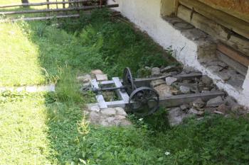 Převod ze žentouru na pohon hospodářských strojů ve stodole ( © Ivan Grisa 07/2010)