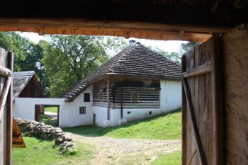 Pohled ze vrat stodoly na mlýn ( © Ivan Grisa 07/2010)
