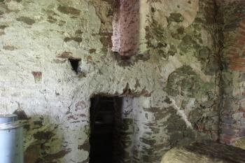 Vchod do zvonového patra nad lodí, vlevo nad ním původní odvodňovací žlábek, po stranách otisky původní střechy ( © Ivan Grisa 07/2010)