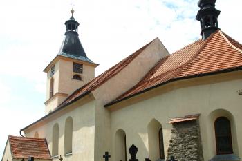 jižní strana lodi a presbytáře ( © Milan Caha 06/2009)