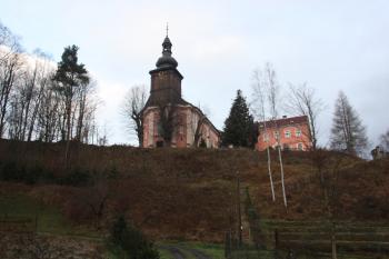 Kostel od hlavní silnice ( © Ivan Grisa 11/2009)