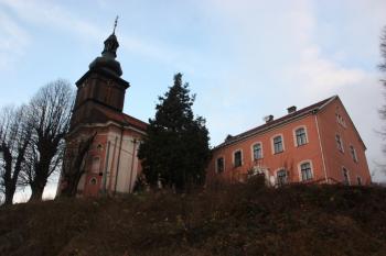 Kostel a fara od jihovýchodu ( © Ivan Grisa 11/2009)