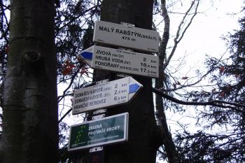 turistický rozcestník na vrcholu skály (© Zuzana Holasová, 11/2009)