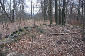 Základová plošina rozhledny s kotvícími šrouby ( © Ivan Grisa 11/2009)