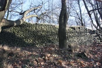 Jižní zeď základové plošiny rozhledny ( © Ivan Grisa 11/2009)