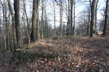 Základy jedné z budov na vrcholu ( © Ivan Grisa 11/2009)