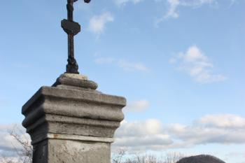 Kříž z roku 1809, vpravo v pozadí Růžovský vrch ( © Ivan Grisa 11/2009)