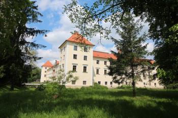 Pohled z náměstí (© Luděk Vláčil 05/2016)