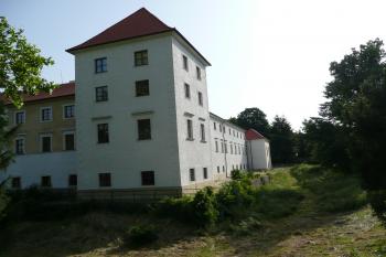 Nárožní věže barokní části (© David Hamza, 05/2008)