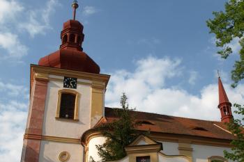 kostel a barokní hřbitovní brána ( © Milan Caha 05/2009)