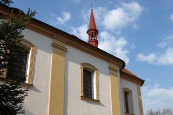 loď a presbytář od jihu ( © Milan Caha 05/2009)