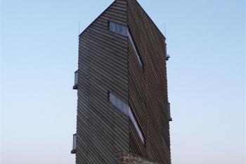 pohled na rozhlednu (© Jan Ptáček, 02/2011)