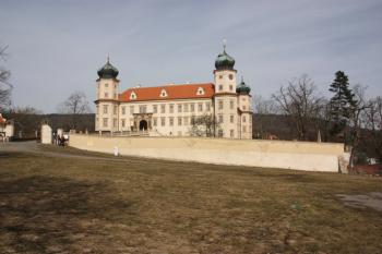 Zámek od jihu, z prostoru někdejšího hospodářského dvora ( © Ivan Grisa 03/2011)