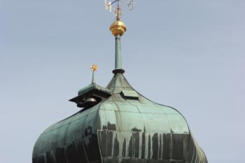 Horní část hodinové (jihovýchodní) věže ( © Ivan Grisa 03/2011)